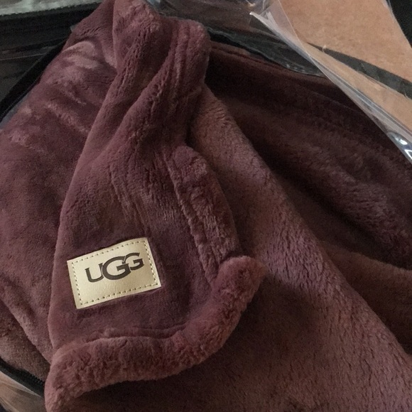 UGG brand very soft new twin size blanket in cola color . - Picture 12 of 12